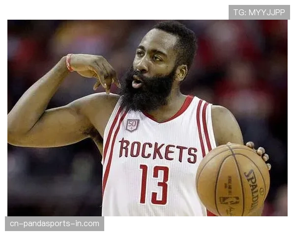 约什·史密斯突破篮下制造错位，助力球队提升关键时刻得分效率