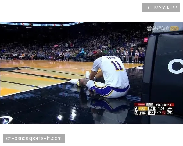 海耶斯内线强攻主导进攻，低位效率远超同位置